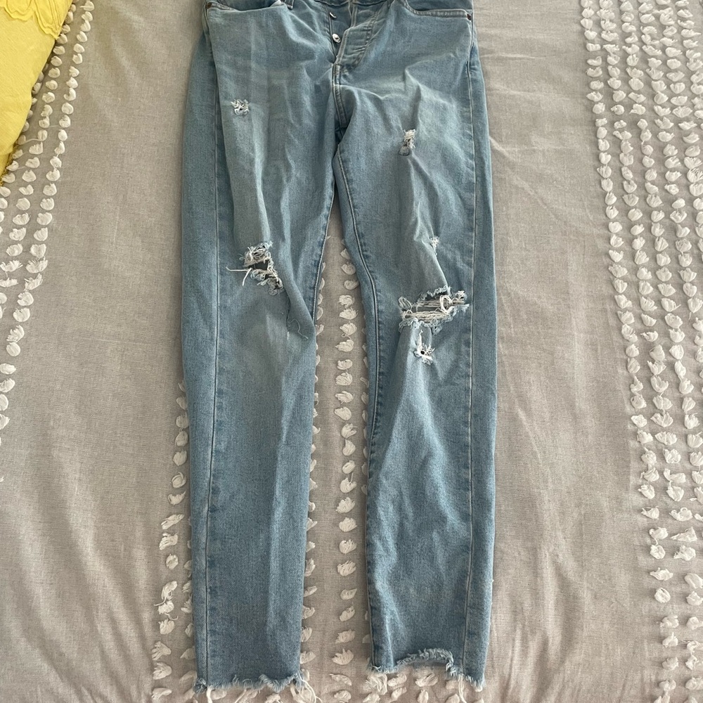 Levi’s Wedgie Skinny Size 28 lighter washed ripped jeans